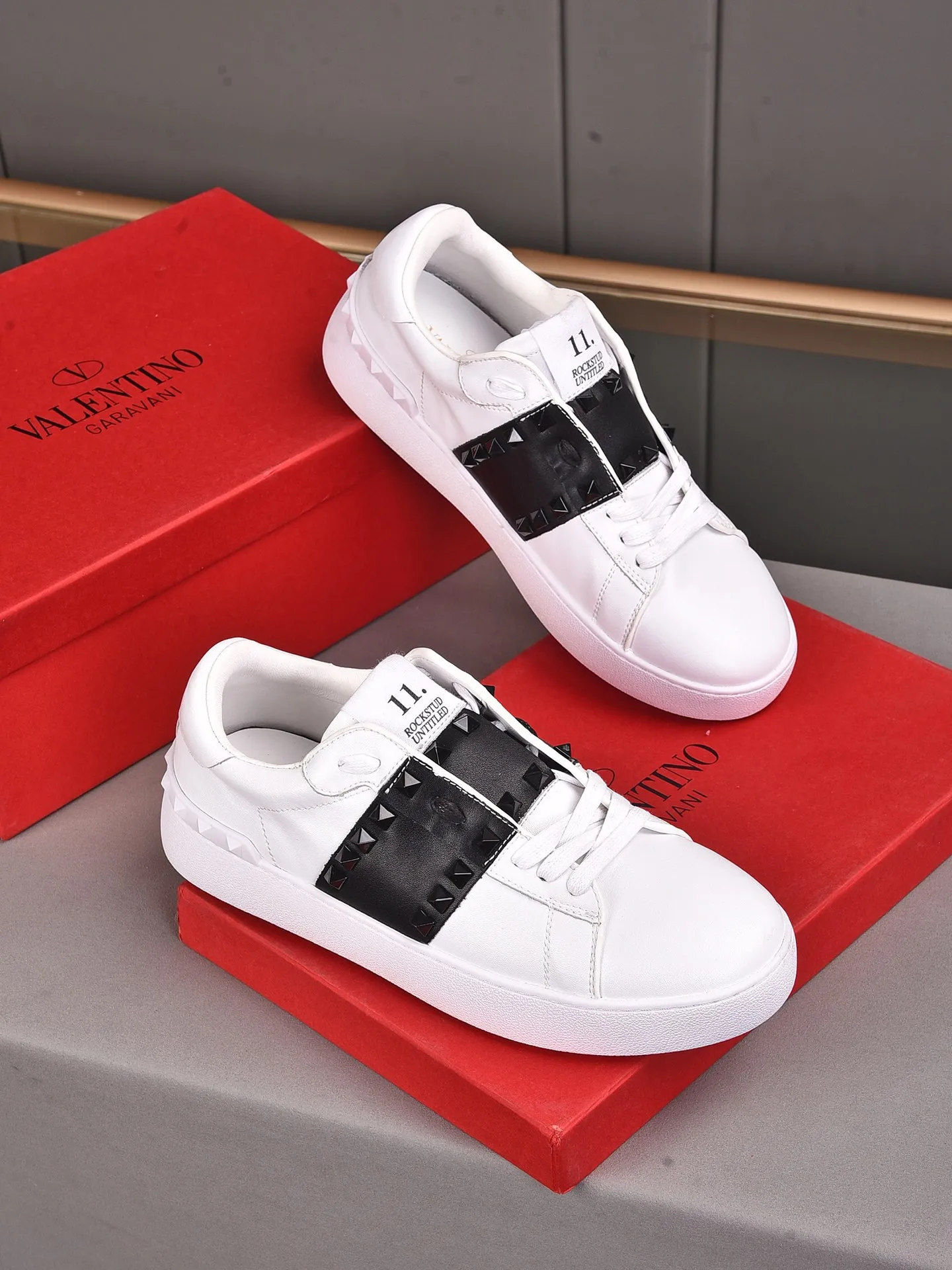 Men's shoes 440💰 (men and women couples) Valentino classic color matching series casual shoes. Made with heavy craftsmanship, good products pay attention to every detail. A must-have trendy item that can be worn all year round, it has been worn by many celebrities and Internet celebrities~~Imported cowhide surface, unique design concept, sheepskin lining, counter quality. Women’s clothing 35-40. Men’s clothing 39-44, 45-46 (returns and exchanges are not supported for custom-made items)